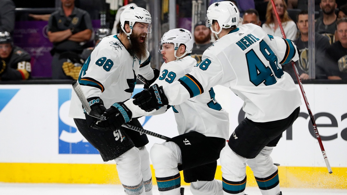 Brent Burns, Logan Couture et Tomas Hertl