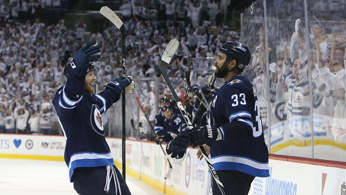 Kyle Connor et Dustin Byfuglien 