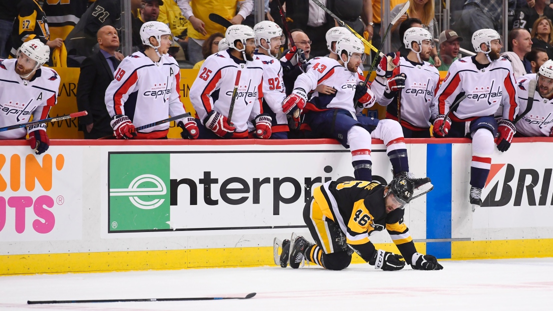 Tom Wilson (43) et Zach Aston-Reese