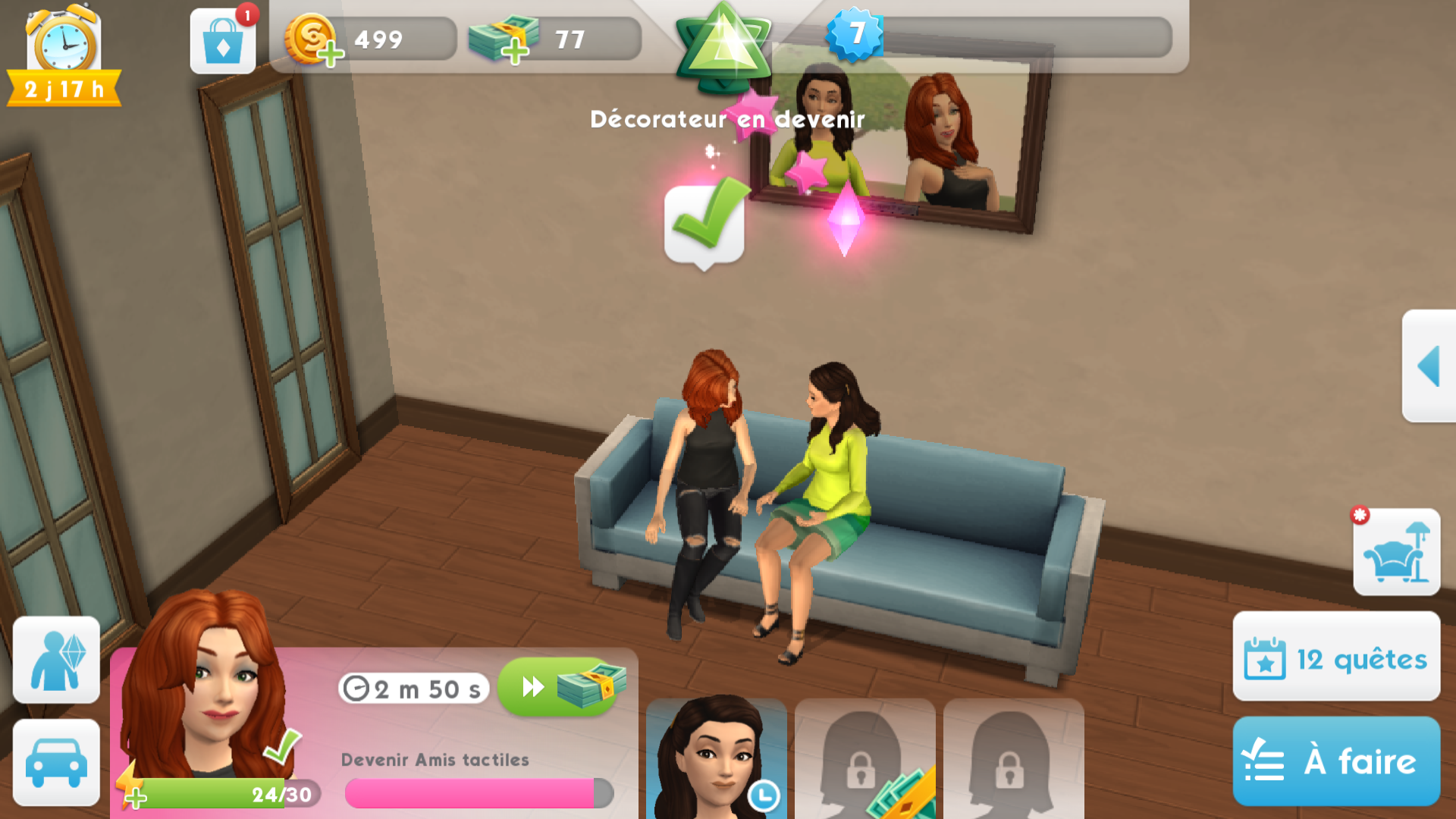 Mes Sims qui se reposent sur le canapé sous une photo d’elles