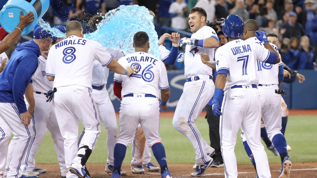 Les Blue Jays célèbrent le circuit victorieux de Luke Maile