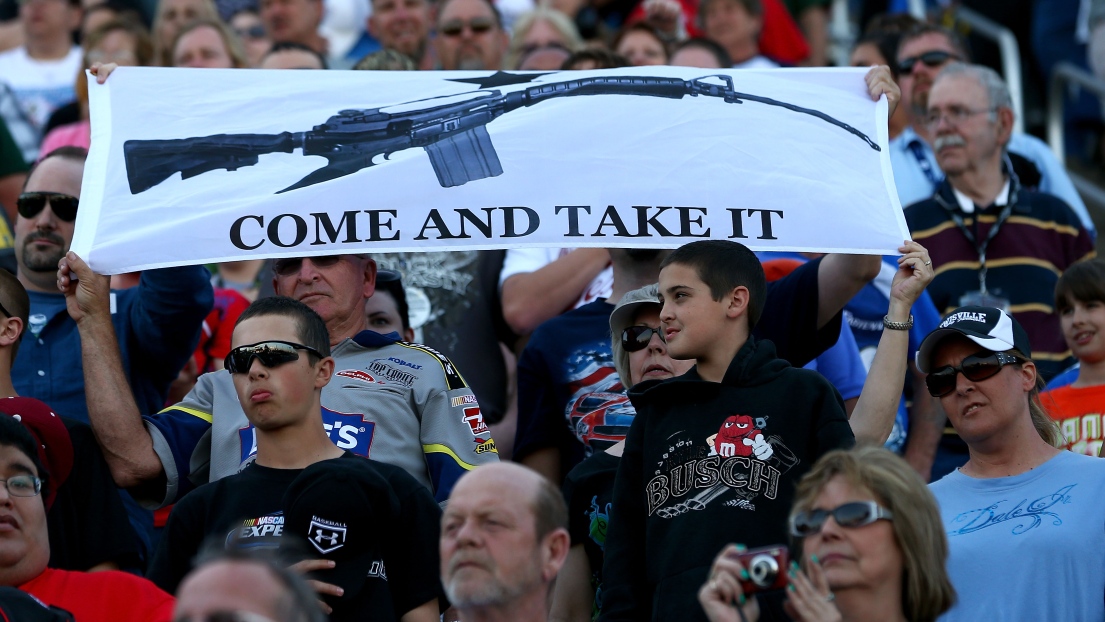 Des spectateurs démontrent leur support à la National Rifle Association.