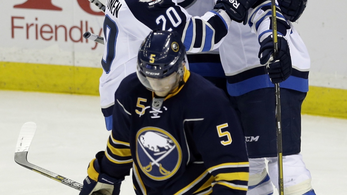 Antti Miettinen, Aaron Gagnon et Derek Meech des Jets.