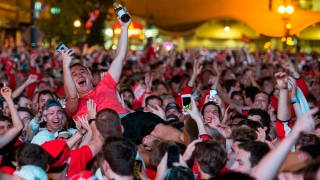 Des dizaines de milliers de partisans des Capitals se sont rendus dans les rues de Washington pour célébrer le premier titre de la Coupe Stanley dans l'histoire de l'équipe. Partisans Capitals