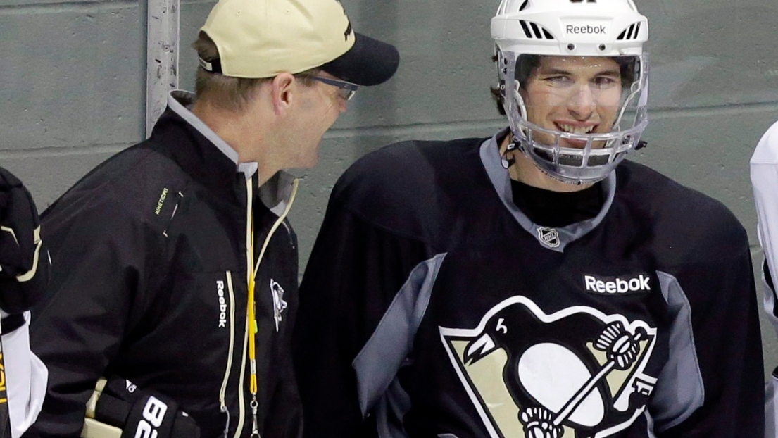 L'entraîneur-chef des Penguins de Pittsburgh, Dan Bylsma et Sidney Crosby