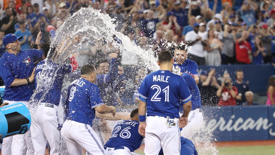 Justin Smoak célèbre avec ses coéquipiers