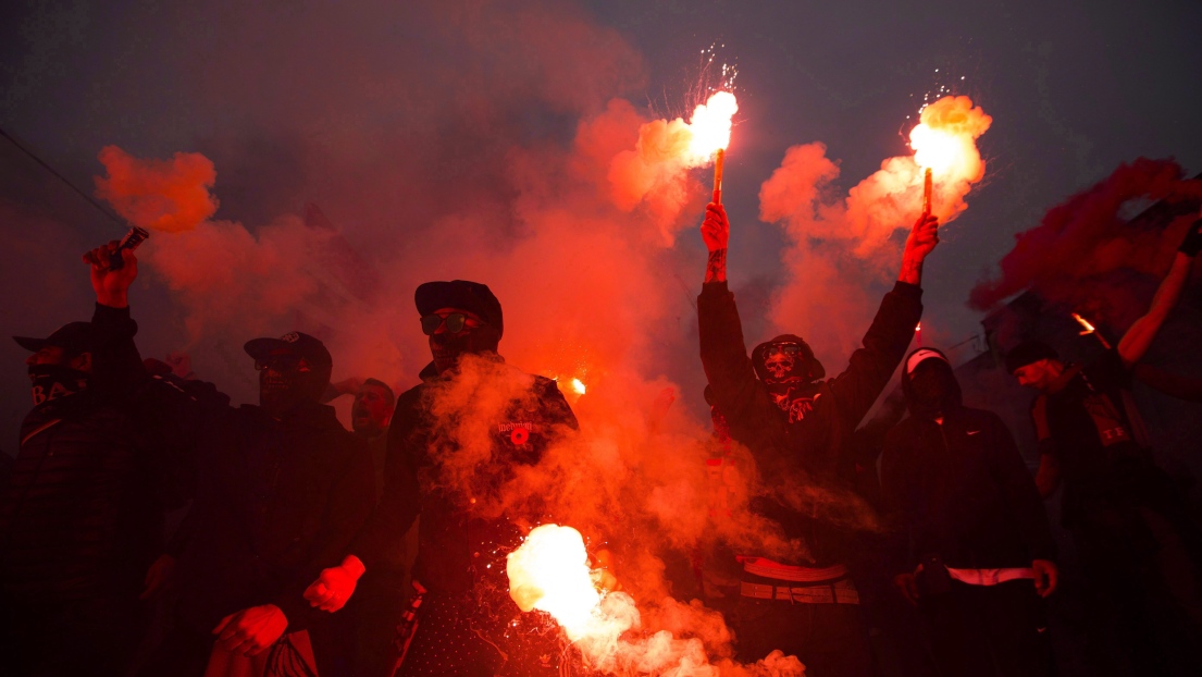 Partisans avec des fumigènes