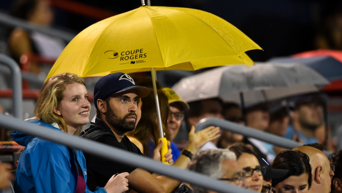 Des partisans sous la pluie