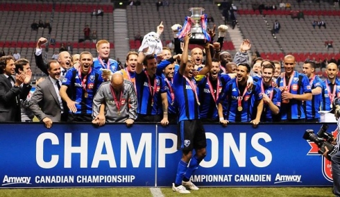 Patrice Bernier avec la coupe des Voyageurs