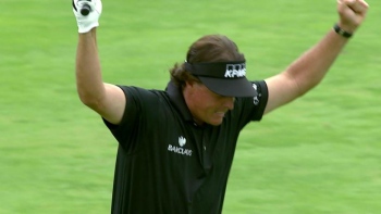 Mickelson sort un aigle de son chapeau