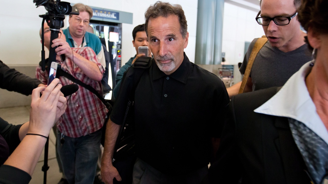 John Tortorella à son arrivée à l'aéroport de Vancouver, vendredi.