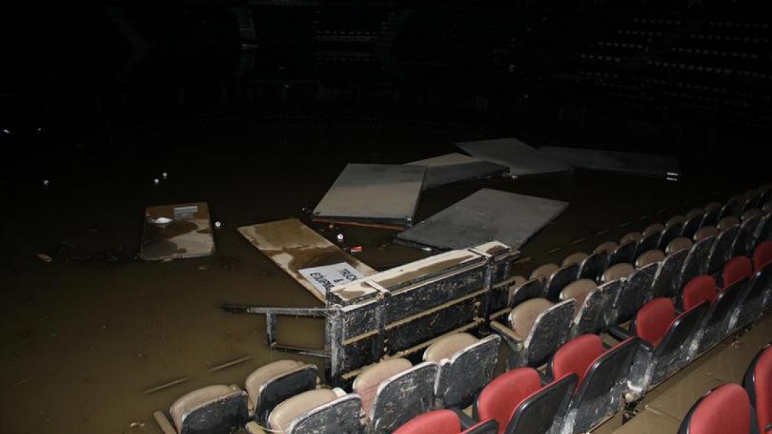 Le Saddledome inondé