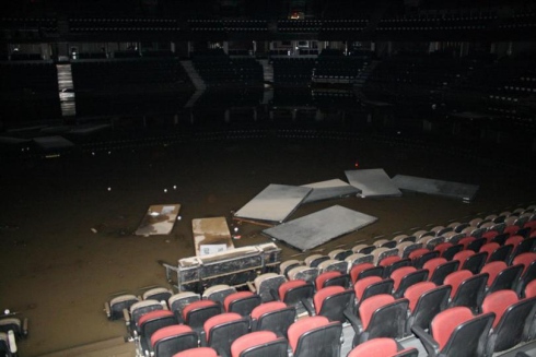 Le Saddledome inondé