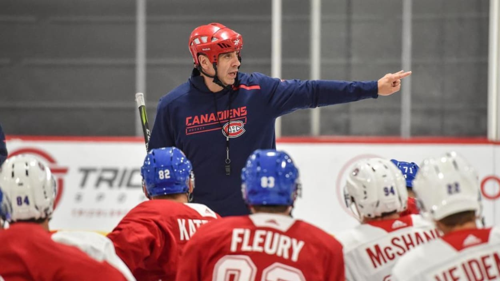 Joel Bouchard en compagnie des jeunes espoirs du CH