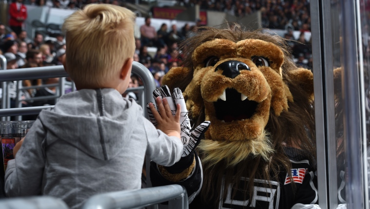 Bailey, la mascotte des Kings fait un "High Five" à un jeune au STAPLES Center de Los Angeles