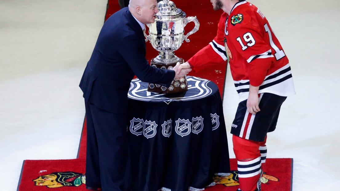 Bill Daly et Jonathan Toews