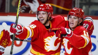 Elias Lindholm et Matthew Tkachuk