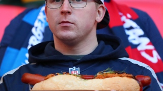 C'est tout un hot dog mon ami! Ce fan assiste à un duel Titans-Chargers au Wembley Stadium à Londres