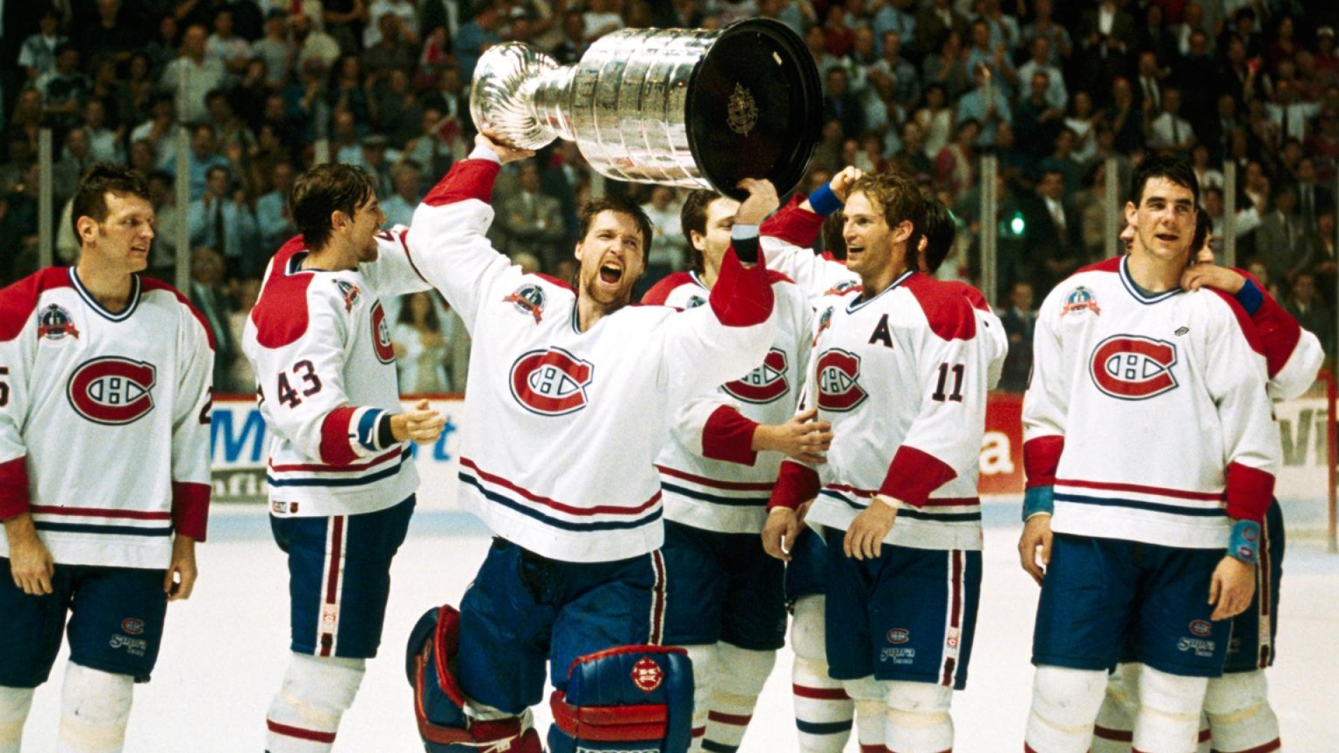 Le gardien Patrick Roy soulevant la 24e Coupe Stanley des Canadiens de Montréal