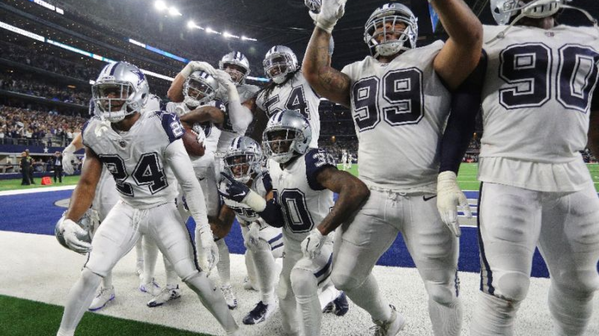 La défensive des Cowboys célèbre suite à l'interception de Jourdan Lewis