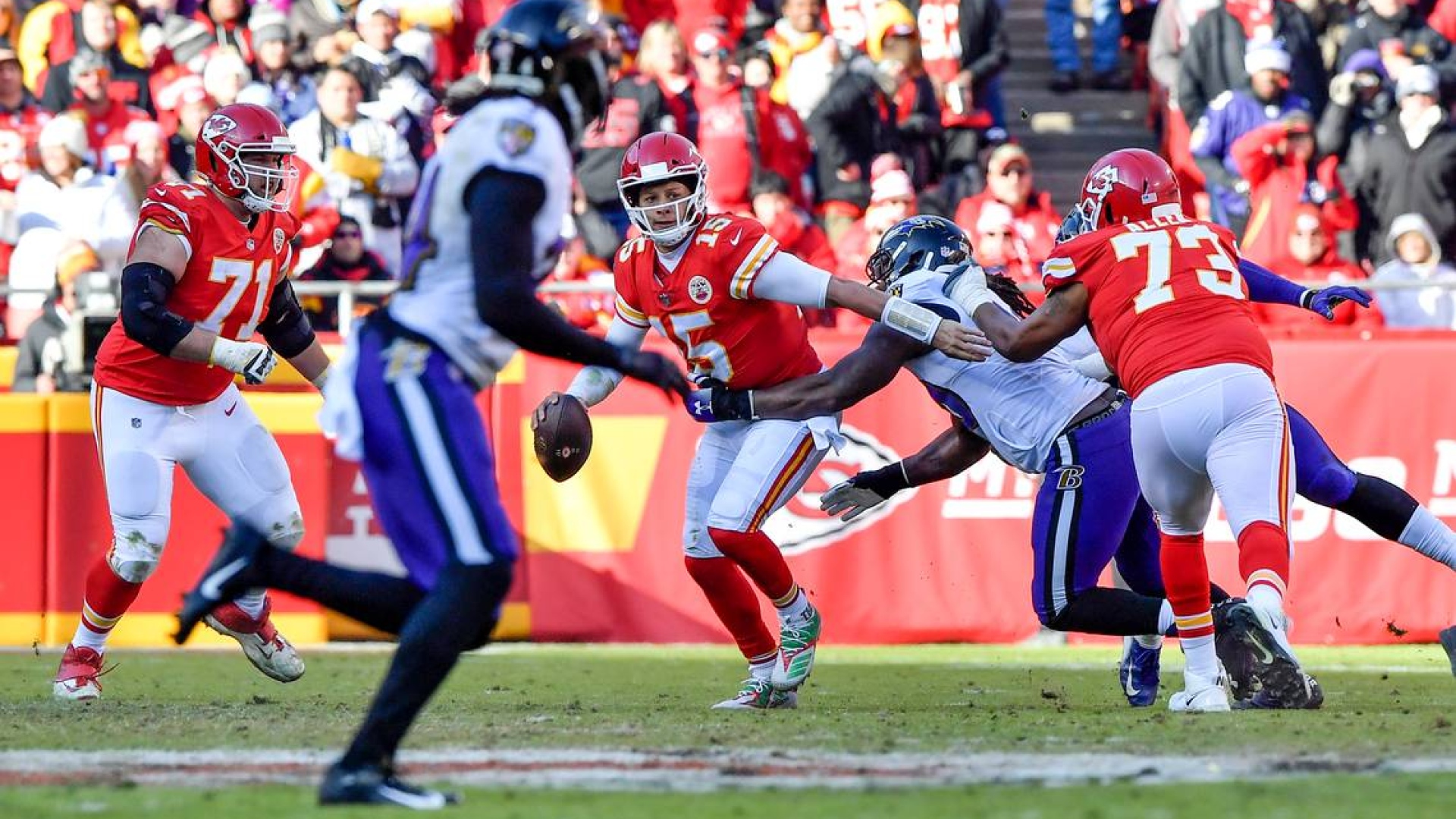 Patrick Mahomes échappe à la défensive des Ravens
