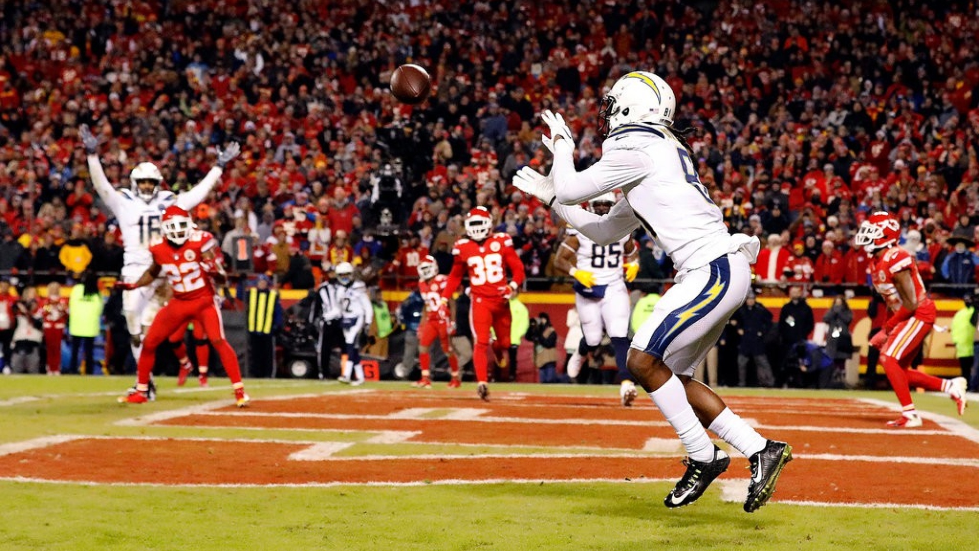 Le receveur Mike Williams capte la passe de Philip Rivers pour la transformation de 2 points