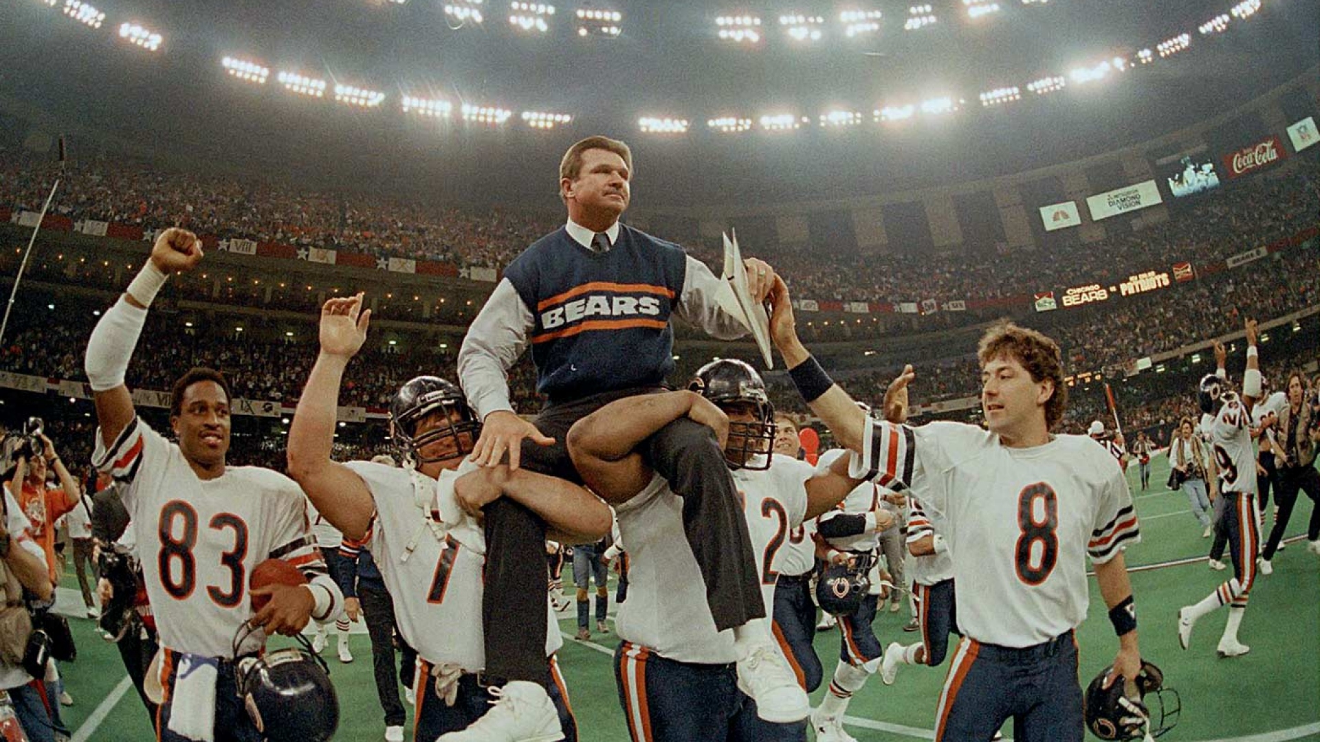 Steve McMichael (76) et William Perry (72) soulèvent Mike Ditka au Super Bowl XX