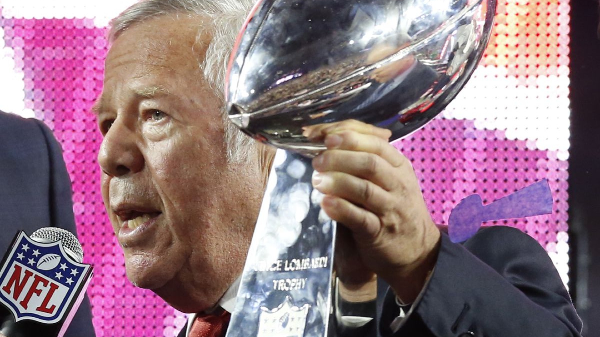 Robert Kraft avec le trophée Vince Lombardi