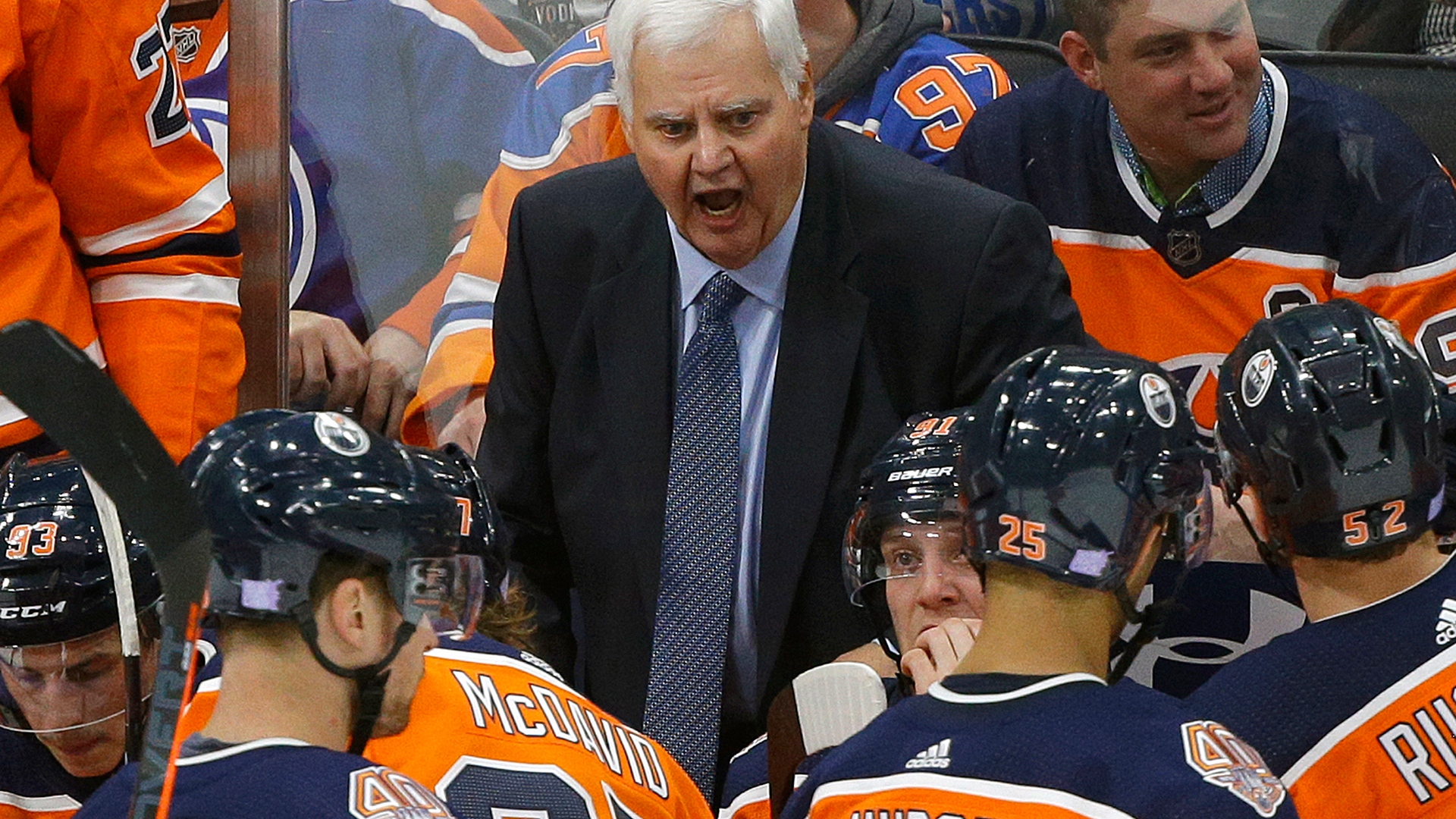 Ken Hitchcock derrière le banc des Oilers