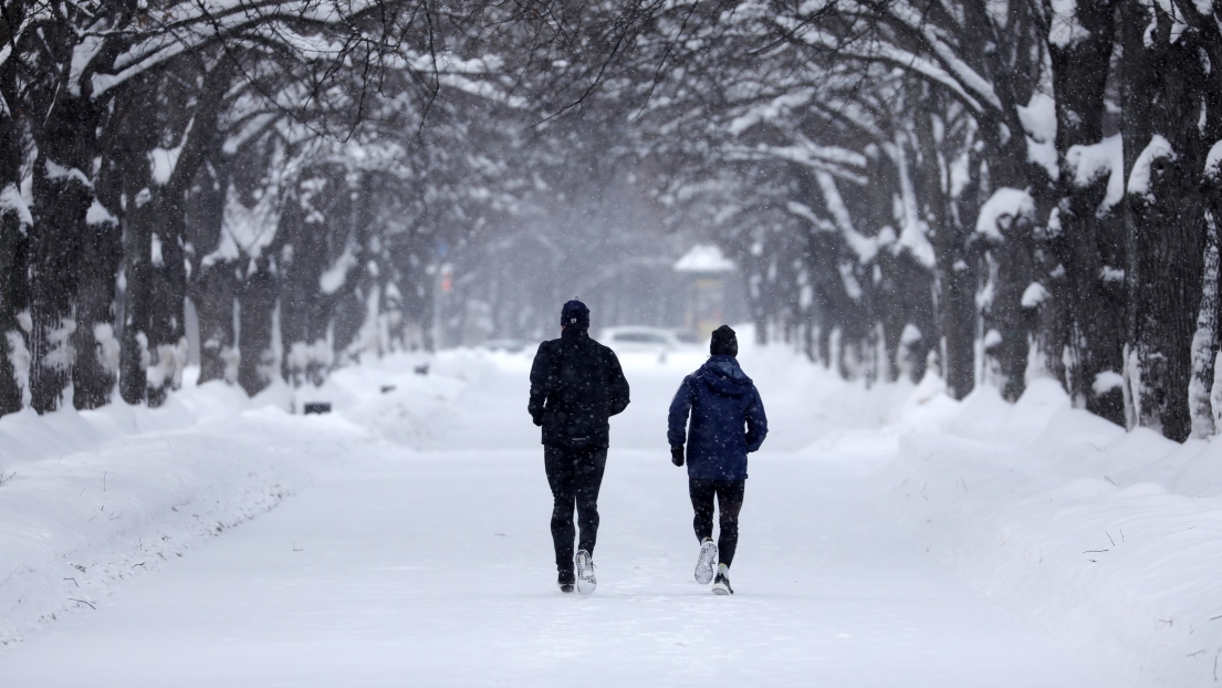 Deux coureurs l'hiver.