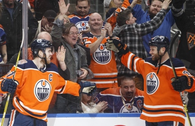 Les joueurs des Oilers font une contribution