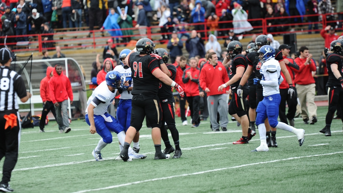 Brandon Tennant du Rouge et Or contre les Carabins