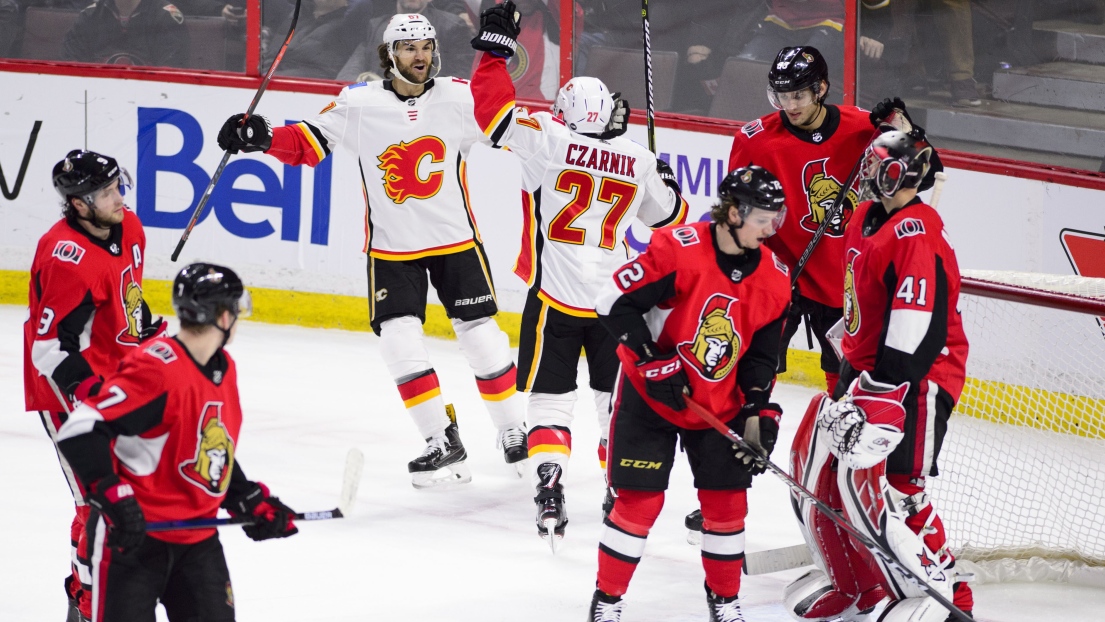 Les Flames célèbrent le but d'Austin Czarnik