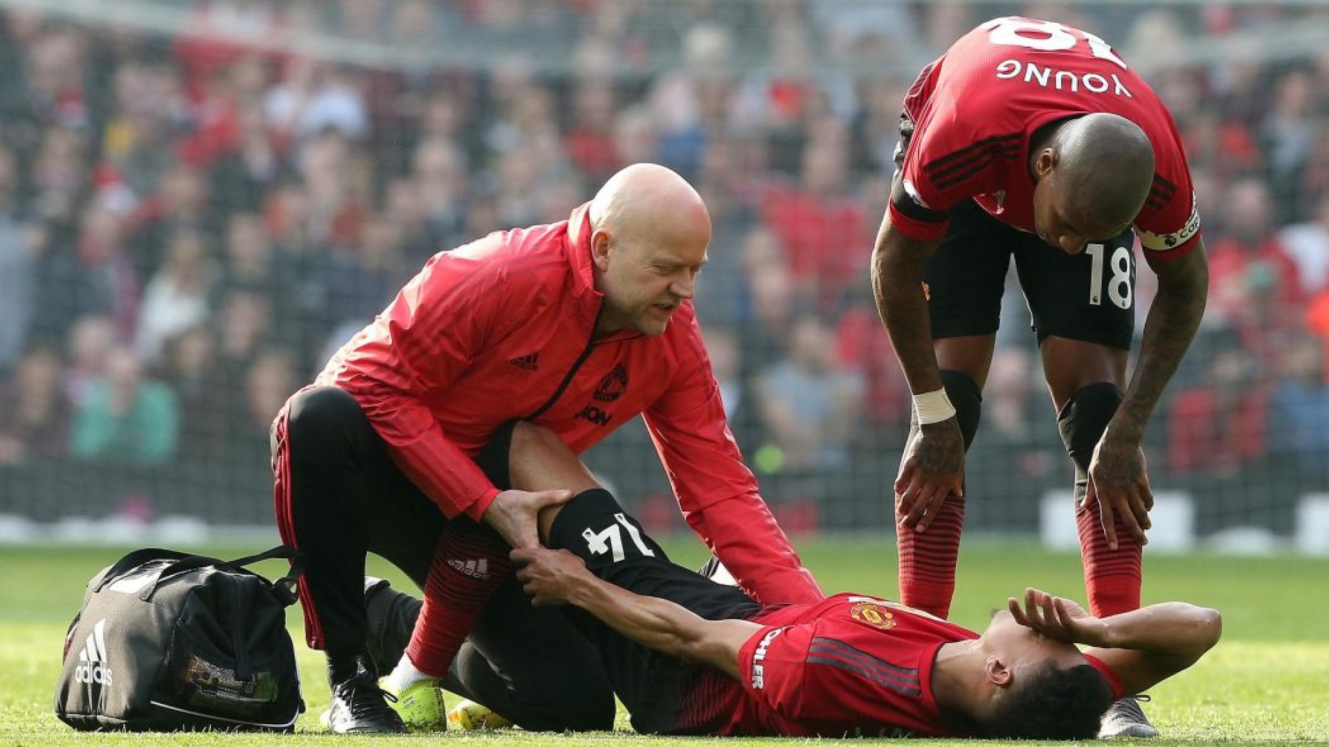 Jesse Lingard se blesse face à Liverpool