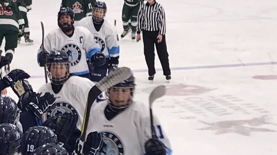 L'équipe québécoise de hockey féminin célèbre un but.