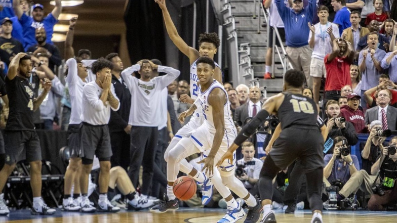 RJ Barrett (5) avec le rebond victorieux