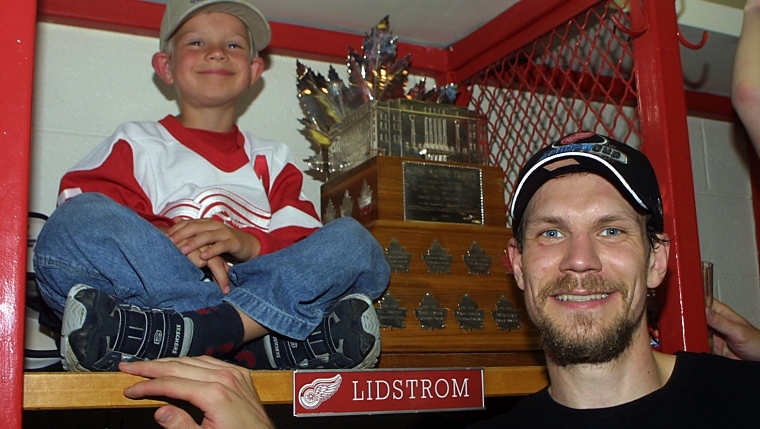 Nicklas Lidstrom avec le Conn Smythe (et son fils, en 2002) 