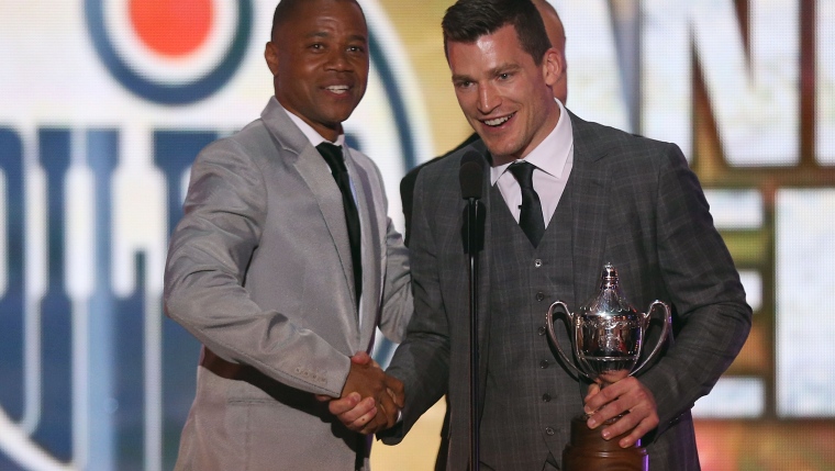 Andrew Ference et le King Clancy en 2014