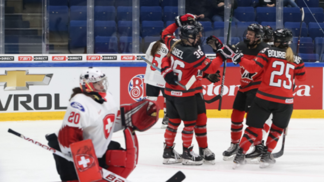 Les Canadiennes célèbrent un but marqué contre la Suisse.