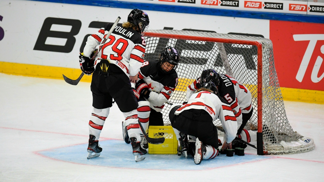 Marie-Philip Poulin (29), Laura Fortino (8), Laura Stacey (7) et Melodie Daoust (15)