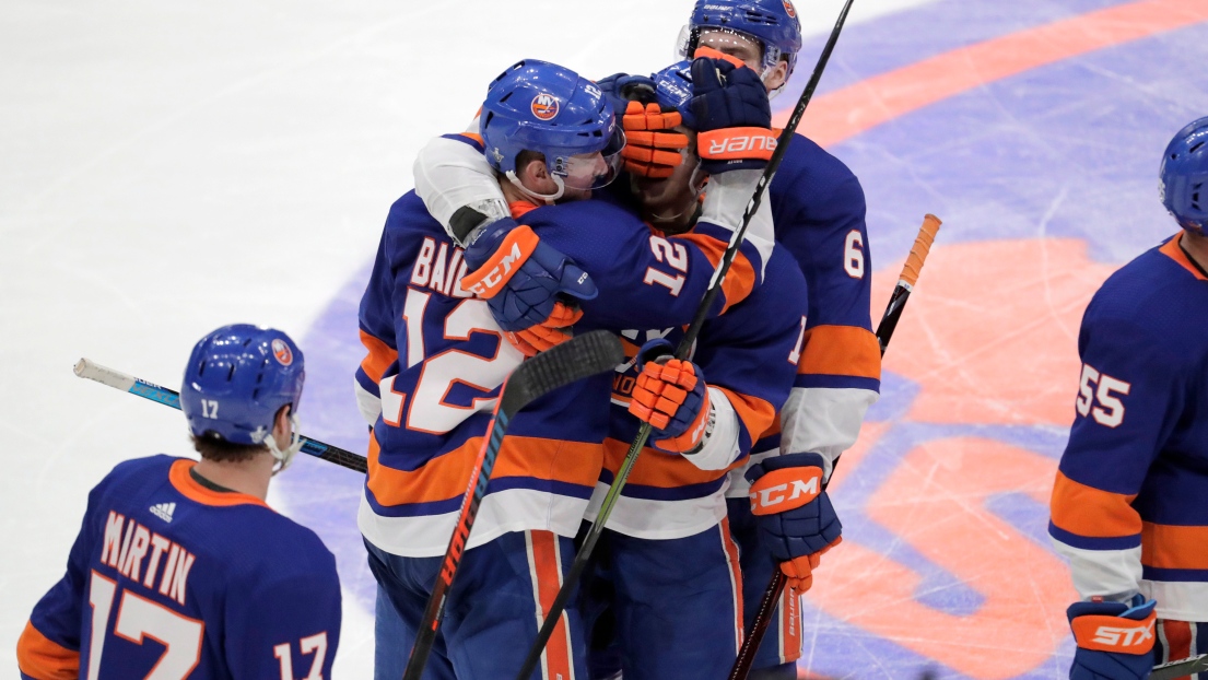 Les Islanders célèbrent le but gagnant de Josh Bailey