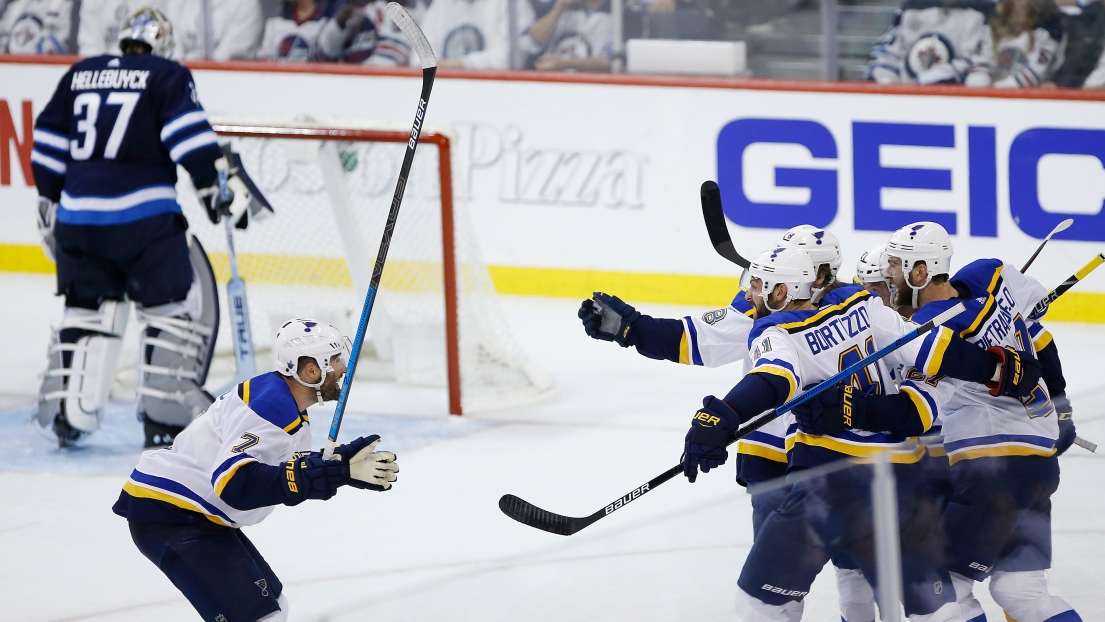 Les Blues célèbrent le but gagnant de Tyler Bozak