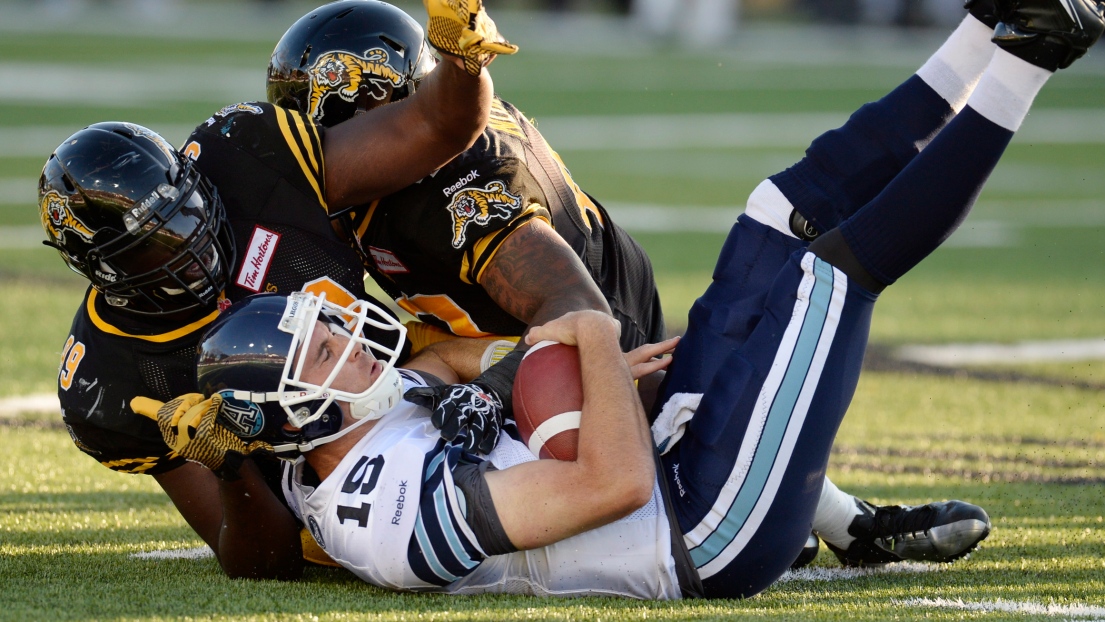 Ricky Ray encaisse un sac de Torrey Davis