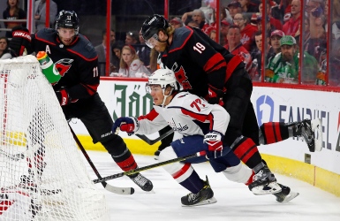 Oshie à l'écart un moment ; Ovi critique