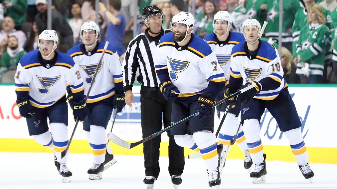 Les Blues célèbrent le but de Patrick Maroon