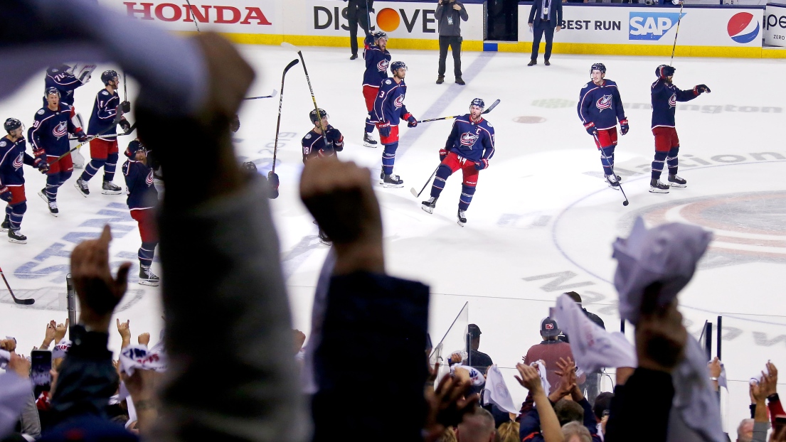 Joueurs et partisans des Blue Jackets célèbrent