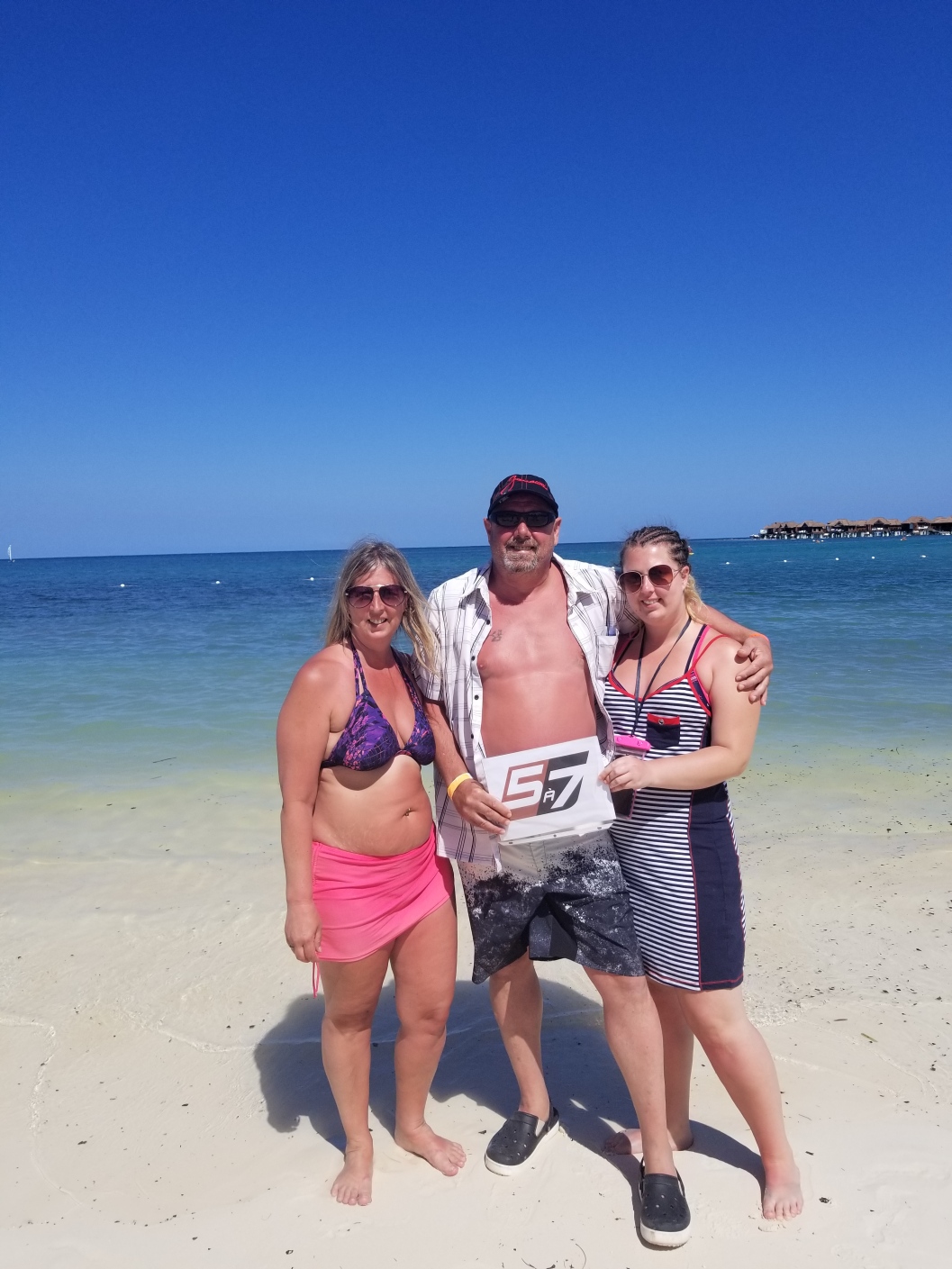 Marcel Denommé, Annie et Mélissa à Montego Bay, en Jamaïque Marcel Denommé, Annie et Mélissa à Montego Bay, en Jamaïque