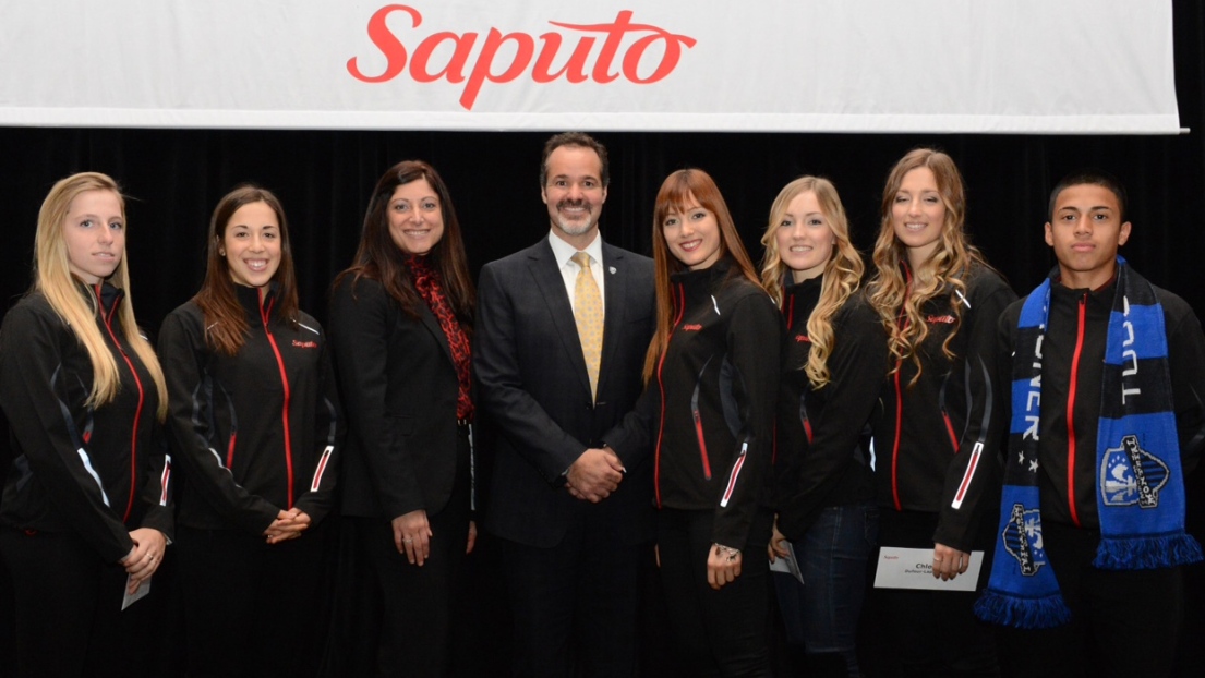 Des athlètes dont les soeurs Dufour-Lapointe avec Sandy Vassiadis (de Saputo) et Joey Saputo.