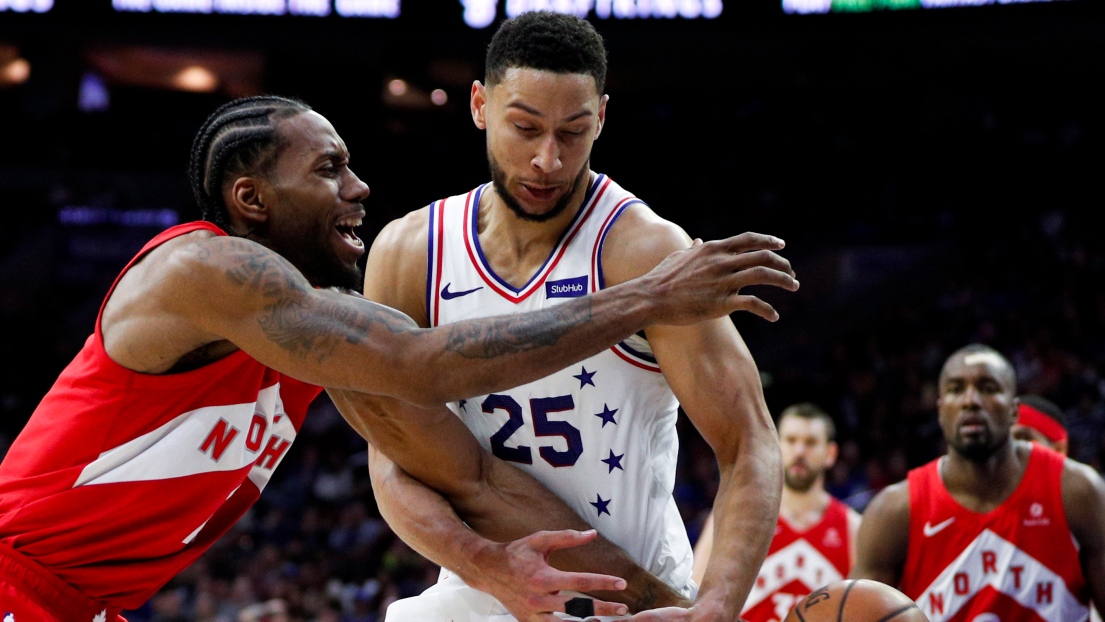 Kawhi Leonard lutte avec Ben Simmons pour le ballon