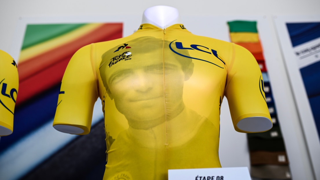 Le maillot jaune avec le portrait Bernard Hinault